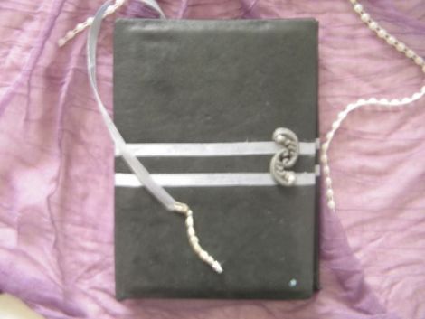Agenda de piele cu perle si matase