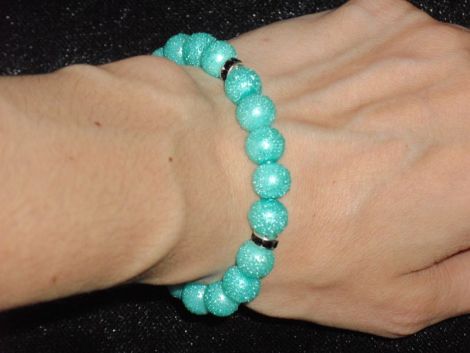 Bratara cu pietre bleu si accesorii metalice