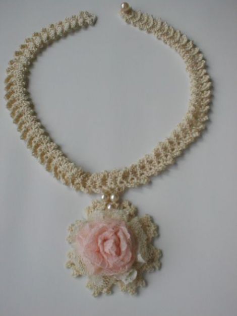 colier dantela crosetata stil vintage