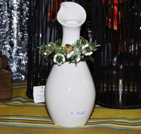 Vaza alba din ceramica cu gat elegant MEDIE