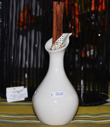 Vaza alba din ceramica cu gat elegant MICA
