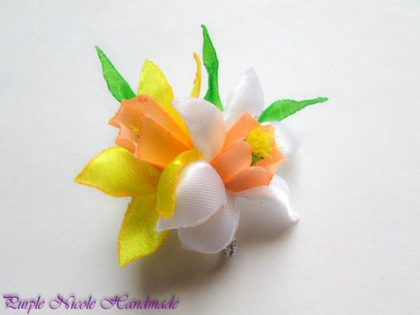 Brosa Narcise - flori textile