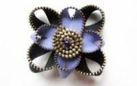 Brosa Twisted - fermoar negru mov