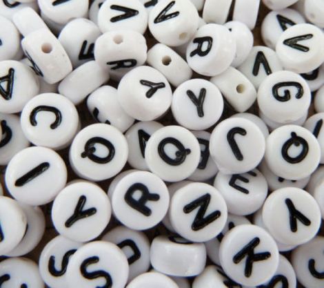 Margele albe litere alfabet mix forma disc 100 buc