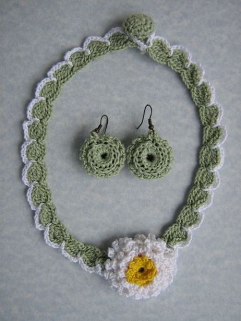 Set crosetat model floare colier si cercei