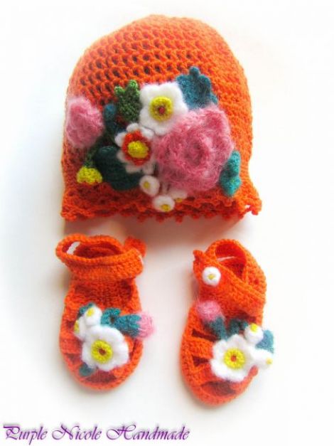 Lizuca - set caciulita sandale crosetate cu flori