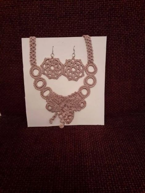 Set handmade colier si cercei crosetat crem
