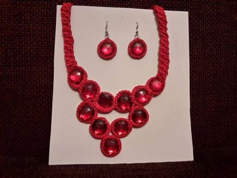 Set handmade colier si cercei crosetat rosu