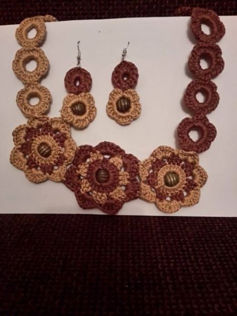 Set handmade colier si cercei crosetat maron
