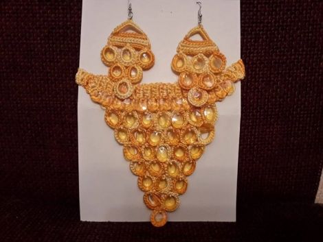 Set handmade colier si cercei crosetat galben