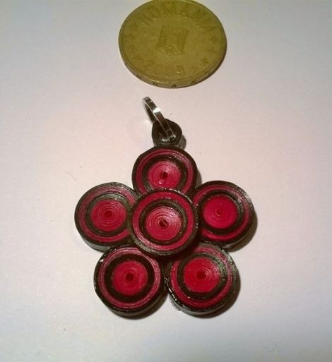 Pandantiv quilling rosu si negru