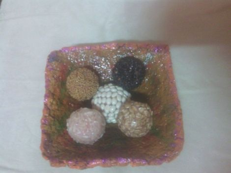 decor farfurie cu bile ornamentale
