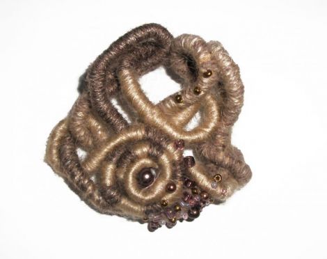 Brosa din fire textile