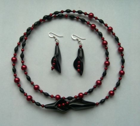 Set cale onix negru brazilian si margelute rosii