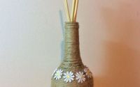 Vaza decorativa cu flori de dantla alba