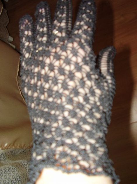 Manusi negre croserate din macrame
