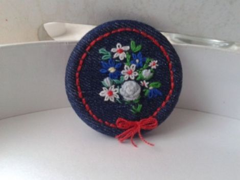 Bijuterii brodate - Brosa cu broderie