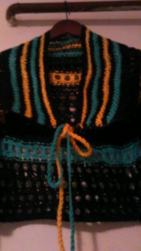 bolero tricotat manual cu accesoriu crosetat