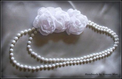 Accesoriu dama cu margele si flori albe handmade