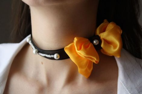 Chocker versatil cu fundita galbena