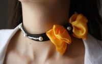 Chocker versatil cu fundita galbena