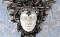 DECORATIUNE DE PERETE CU UN CAP DE FEMEIE