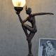 LAMPA DE MASA ART DECO CU O FEMEIE CU UN BEC 