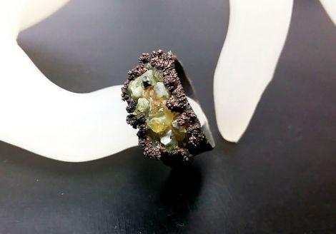 Inel lat din cupru si cipsuri peridot