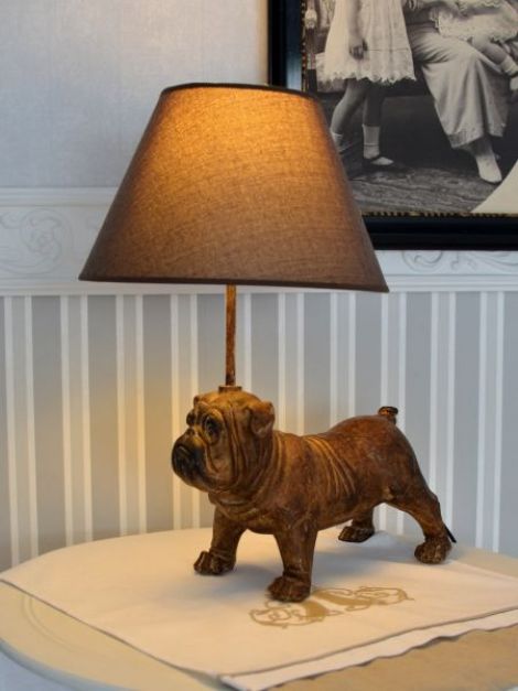 LAMPA DE MASA CU UN BULDOG