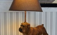 LAMPA DE MASA CU UN BULDOG 
