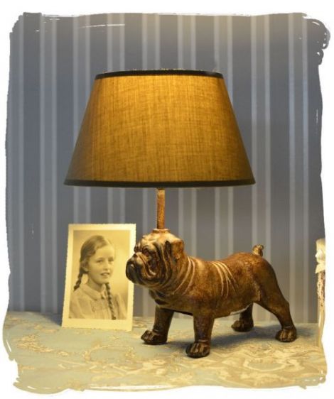 LAMPA DE MASA CU UN BULDOG 