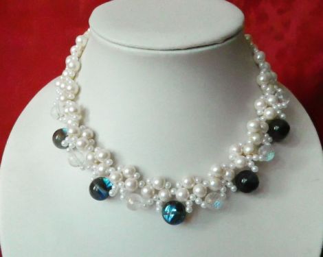Colier mix de perle opale sintetice si cristale 