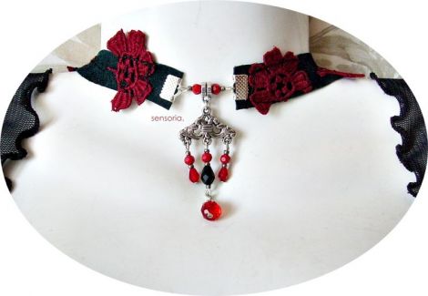 Chocker cu flori dantelate grena si cristale