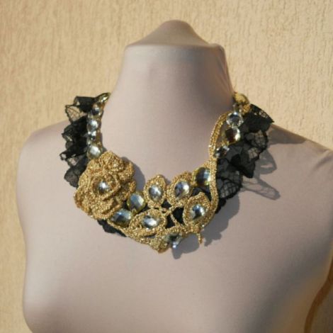Colier auriu cu negru crosetat cu dantela si str