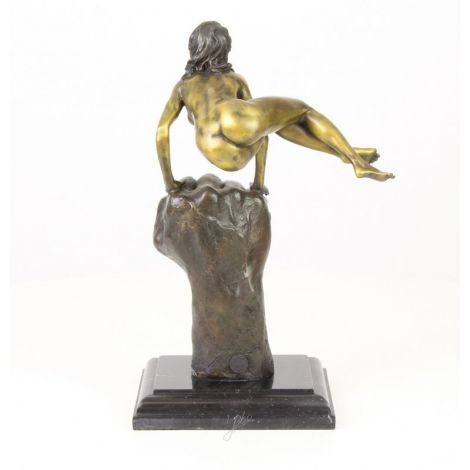 Femeie pe pumn-statueta din bronz 