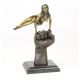 Femeie pe pumn-statueta din bronz 