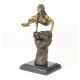 Femeie pe pumn-statueta din bronz 