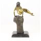 Femeie pe pumn-statueta din bronz 