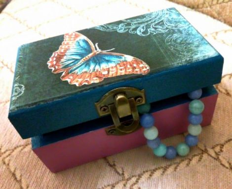 Cutie de bijuterii din lemn decorata cu decoupage