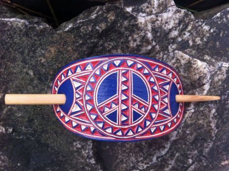 Agrafa din piele sculptata manual peace signe