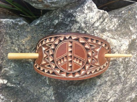 Agrafa din piele sculptata peace signe