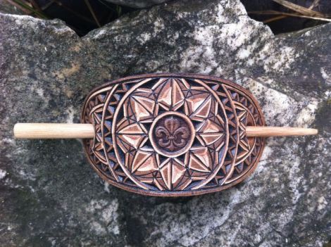 Agrafa din piele sculptata manual fleur de lis