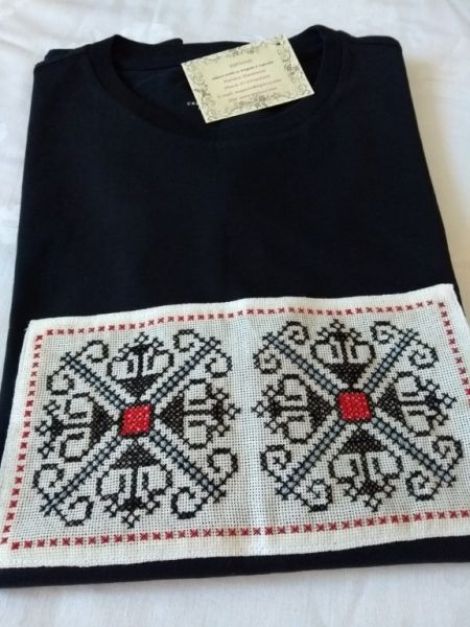 Tricou cu motive traditionale