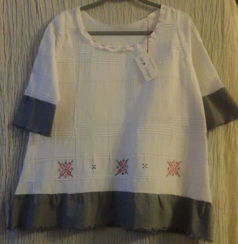 Bluza pictata cu motive traditionale
