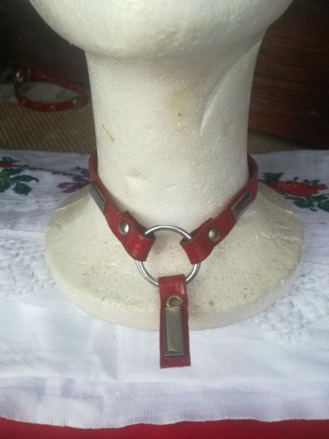 colier choker rosu