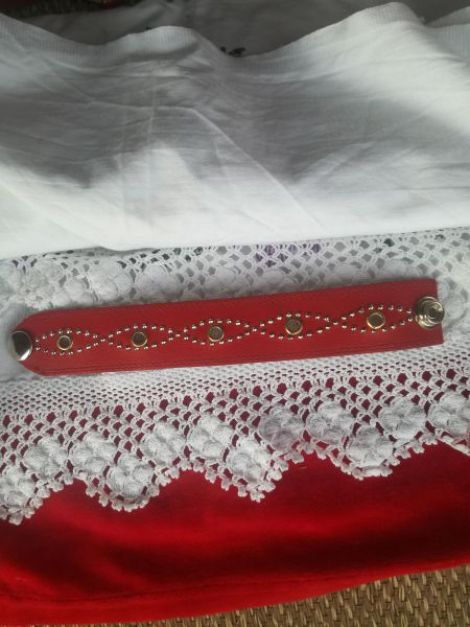 bratara piele rosie