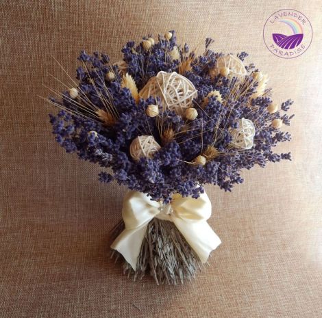 Buchet de mireasa cu lavanda si alte flori uscate