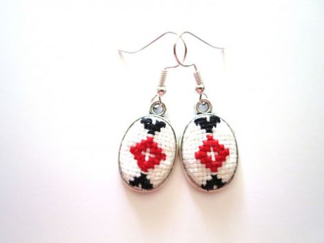 Set oval cusut cu motive romanesti