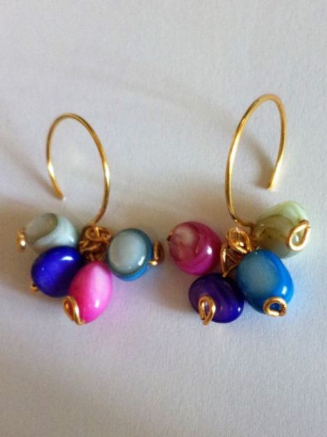 Cercei handmade din sarma gilt si sidef colorat