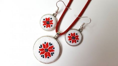 Set rosu cu motive traditionale